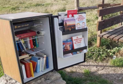 A Roma nasce il FrigoBook, la biblioteca realizzata utilizzando un frigo abbandonato