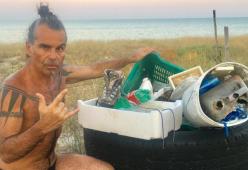 Piero Pelù, l'appello contro la plastica:  "Dichiaro guerra all’ignoranza!"