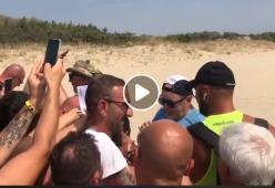 Vasco Rossi incontra i fan in spiaggia e canta con loro “Albachiara"
