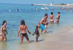 A Trapani i bagnanti aiutano una venditrice ambulante offrendosi come baby sitter per la figlia