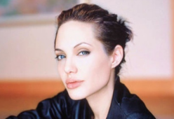 Angelina Jolie parla del divorzio da Brad Pitt: “Sono stati anni difficili”
