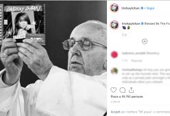 Lindsay Lohan posta il fotomontaggio del Papa con il suo disco: è polemica