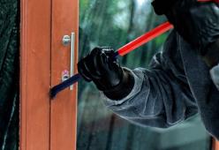 Ladro finisce nella casa di un maestro di arti marziali (e non gli è convenuto)