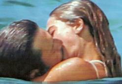 Luca Argentero: baci appassionati sulla spiaggia con la futura moglie