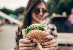 Ecco perché alcune persone mangiano senza ingrassare