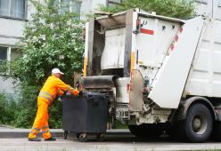Ruba un ecocompattatore e va a Montecarlo per festeggiare un compleanno
