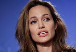 Angelina Jolie porta i figli al poligono: infuria la polemica in rete