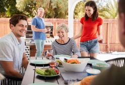 I genitori più felici sono quelli con i figli fuori di casa, lo dice la scienza