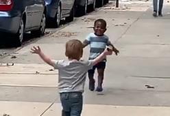 Il tenero abbraccio di questi bimbi rende il mondo un posto migliore