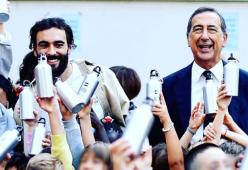 Marco Mengoni a scuola per distribuire borracce anti-plastica ai bimbi