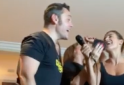 Elisabetta Canalis, festa a sorpresa per il compleanno: presente anche Tiziano Ferro che canta “Sere nere”
