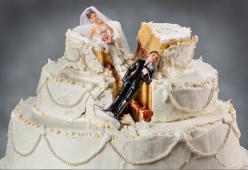 Rissa al matrimonio: il padre della sposa spruzza spray al peperoncino contro gli invitati