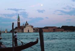 Fanno il bagno nudi nella laguna a Venezia: 6mila euro di multa 