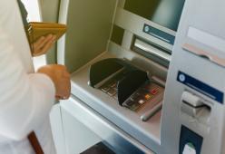Il bancomat impazzisce ed eroga il doppio dei soldi: indagini in corso