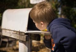 Bimbo non riceve mai lettere: i postini lo sorprendono così