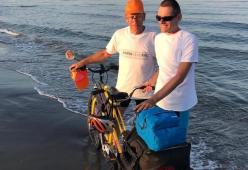 In tandem con il figlio non vedente: l'impresa di un padre lunga 270km