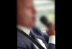 Canta alla guida del carro funebre e il video diventa virale
