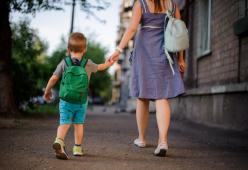 Mamme si affrontano a colpi di mestolo davanti alla scuola
