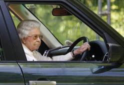 La regina Elisabetta al volante senza patente "guida a rotta di collo"