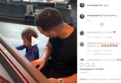 John Legend duetta al piano col figlio di un anno e fa il pieno di visualizzazioni