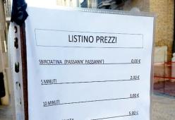 Spunta il tariffario per gli umarell dei cantieri: la foto è virale