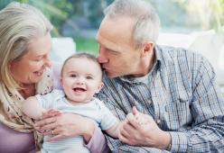 I nonni sono i pilastri delle famiglie italiane, lo conferma l'Istat