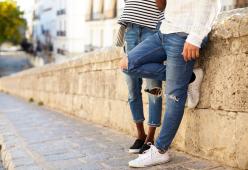 No ai jeans strappati in classe: la decisione di una scuola di Udine
