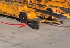 Vede la sua valigia incustodita sulla pista mentre l'aereo decolla: un incubo