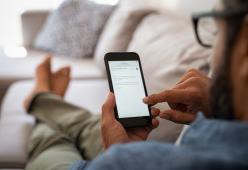 Uomo vuole denunciare la Apple perché il suo iPhone lo avrebbe fatto diventare gay 

