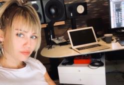 Miley Cyrus twitta dallo studio di registrazione: in arrivo nuova musica?