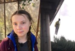 Greta Thunberg: fantoccio dell'attivista impiccato sotto un ponte di Roma