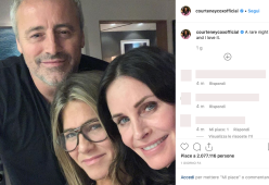 Friends, Courtney Cox pubblica un selfie con Jennifer Aniston e Matt Le Blanc
