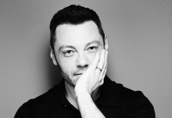 Tiziano Ferro pubblica una nuova versione di “Accetto miracoli”

