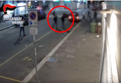 Il figlio non rientra a casa: il padre lo picchia in strada e accoltella gli amici
