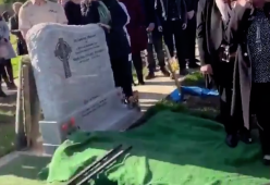 Durante il funerale lo shock: la voce del defunto urla "Fatemi uscire fuori" (ma era uno scherzo)