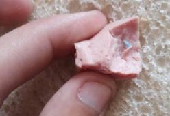 Mangia il würstel e ci trova una brutta sorpresa