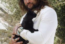 Jason Momoa, la foto con il gatto fa impazzire i fan: oltre 1 milione di like in meno di 24 ore
