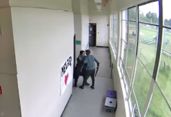 Professore disarma uno studente abbracciandolo: il video sta facendo il giro del web
