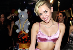 Miley Cyrus alle fan: "Non dovete essere gay, i bravi ragazzi ci sono". È bufera