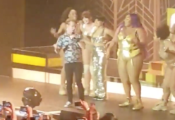 La star di "Mamma ho perso l'aereo", Macaulay Culkin, sale sul palco a sorpresa e si scatena con Lizzo