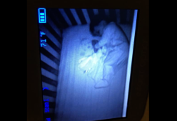 Vede un bimbo fantasma nella culla del figlio, ma la verità è un'altra...