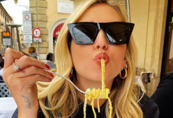 Chiara Ferragni mangia una carbonara, ma la polemica è dietro l'angolo