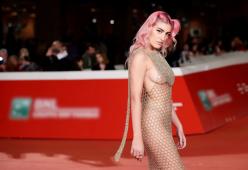 Il look audace e trasgressivo di Roshelle al Roma Film Festival dà scandalo