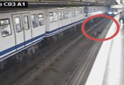 Si distrae per guardare il cellulare e cade sui binari, il video shock
