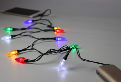 Per chi ama il Natale arriva il cavo USB con le luci colorate per caricare lo smartphone