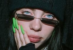 Billie Eilish canta in acustico al ballo in maschera di Unicef a Los Angeles