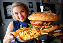 A Bangkok la sfida dell’hamburger da 6 kg: chi lo mangia in 9 minuti vince dei soldi
