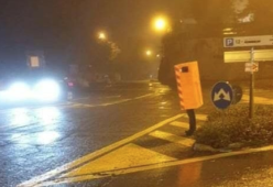Si veste da autovelox per Halloween e diventa l’idolo del web
