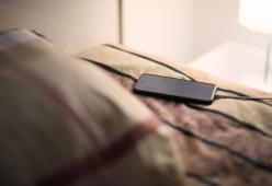 I Vigili del Fuoco avvertono: caricare lo smartphone sul letto o sotto il cuscino è pericoloso

