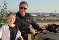 Arnold Schwarzenegger e Greta Thunberg insieme in bici: “Fantastico incontrarla, per me è un’eroina” 
